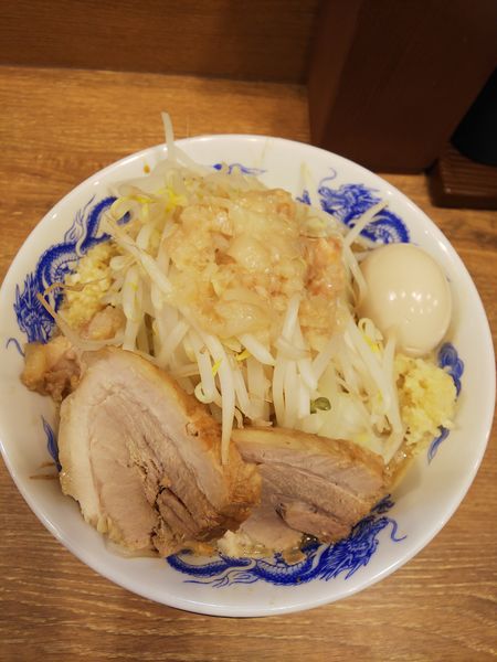 「豚玉ラーメン(並) ヤサイ、アブラ増し、ショウガ&ニンニク少」@ジャンクガレッジ 大宮駅前店の写真