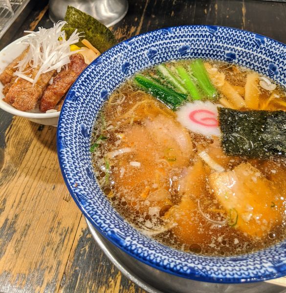 「らーめん 濃口醤油 800円＋ﾗﾝﾁﾐﾆくじら飯 250円」@くじら軒 横浜本店の写真