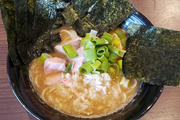 「豚の呼吸壱ノ型濃厚豚骨一閃（海苔増し）」@拉麺 いさりび 京成大久保店の写真