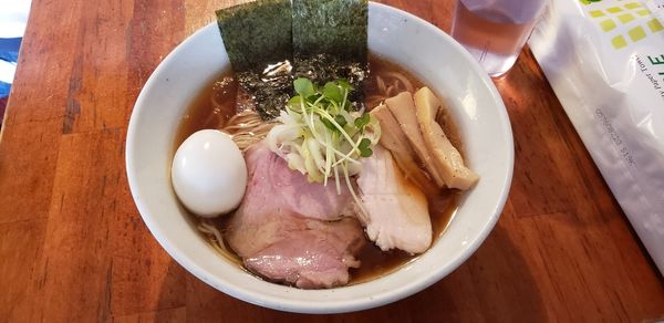 「鶏と貝出汁の醤油ラーメン　半熟味玉」@なかよしバル ボラチョバンチョの写真