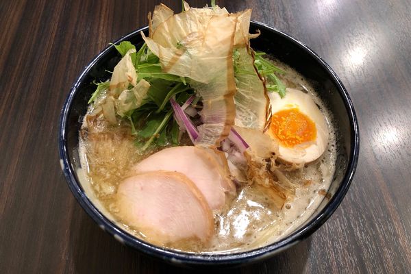 「濃厚鶏煮干しラーメン880円+替玉130円」@横道の写真
