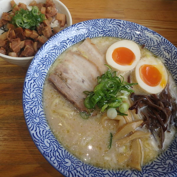 「鶏塩そば700円、味玉100円、豚めし300円」@ひかり食堂の写真
