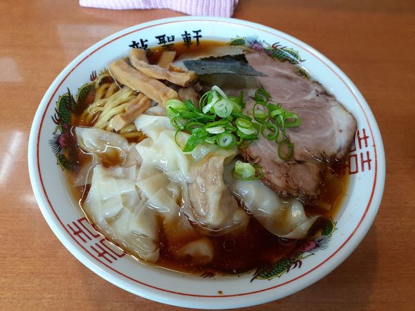 「醤油ワンタン麺」@龍聖軒の写真