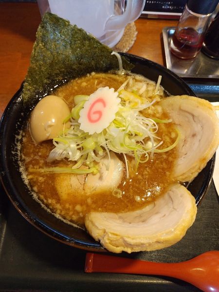 「濃厚中華そば+煮卵+厚切りﾁｬｰｼｭｰ ﾒﾝﾏ抜き」@らーめん壱輝の写真