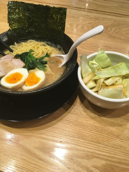 「濃厚豚骨味玉ラーメン+キャベチャ別皿」@濃厚とんこつラーメン むしゃむしゃの写真