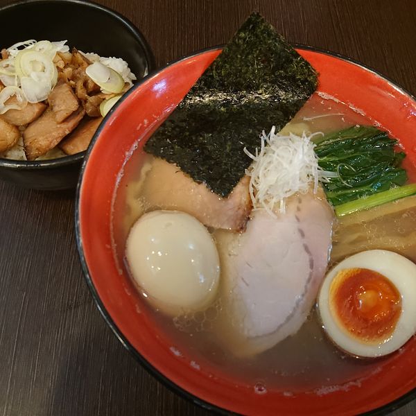 「塩ら～めん800円、味玉120円、チャーシューご飯250円」@とものもとの写真