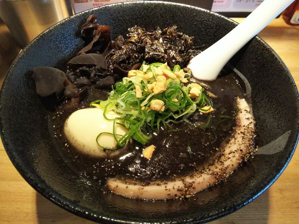 「黒中とんラーメン」@らーめん 月の兎影の写真