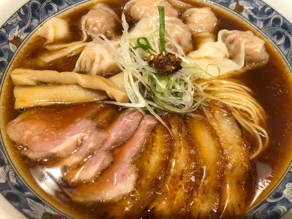 「特製チャーシュー雲呑そば（醤油）」@支那そば しんばの写真