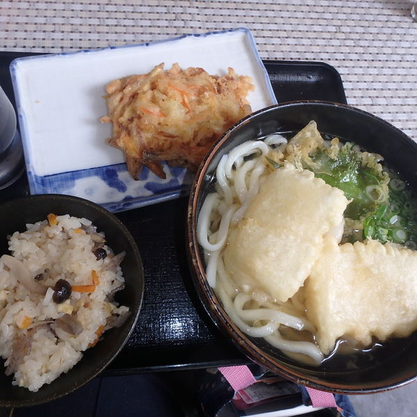 「宮うどん500円、炊き込みごはん、かきあげ」@うぶしなの写真