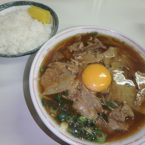 「中華そば(肉入)中680円、ライス小150円、生卵50円」@いのたに 鳴門店の写真