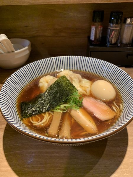 「黒旨にこにこワンタン麺+味玉」@中華soba いそべの写真
