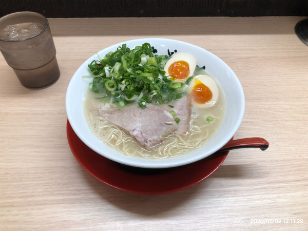 「煮たまごらーめん 750円 ねぎトッピング」@長浜ナンバーワン 東京大岡山店の写真