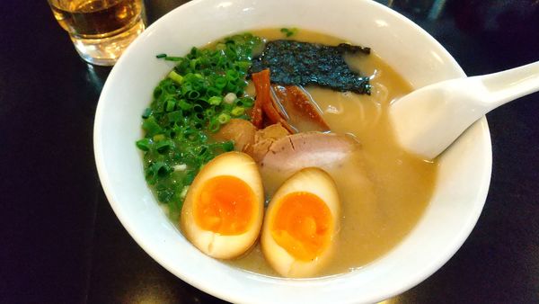 「特製らーめん700円、醤蛋（じゃんたん）100円」@らーめん 茂木の写真