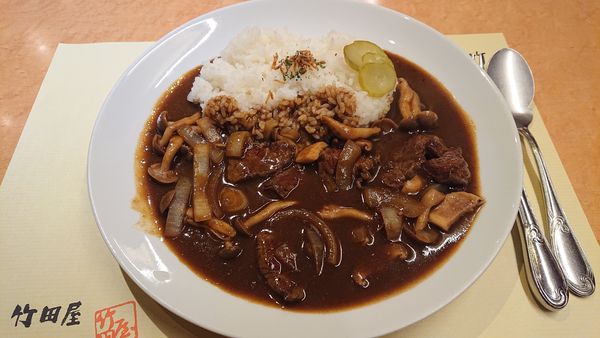 「牛フィレ肉とキノコのカレー“赤ワイン風味”セット　１６２８円」@フランス割烹 竹田屋 千葉店の写真