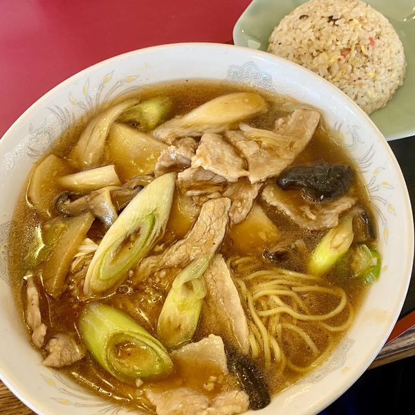 「【千現店限定】豚バラ肉とたけのこの旨辛麺 小チャーハン付」@手打ラーメン珍来 千現店の写真