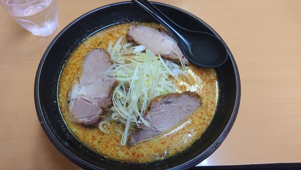 「小豚レッドカレーラーメン」@原点らーめんの写真