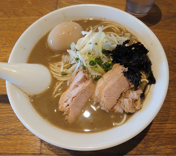 「濃厚煮干しそば+味玉(880円)」@中村屋総本山の写真