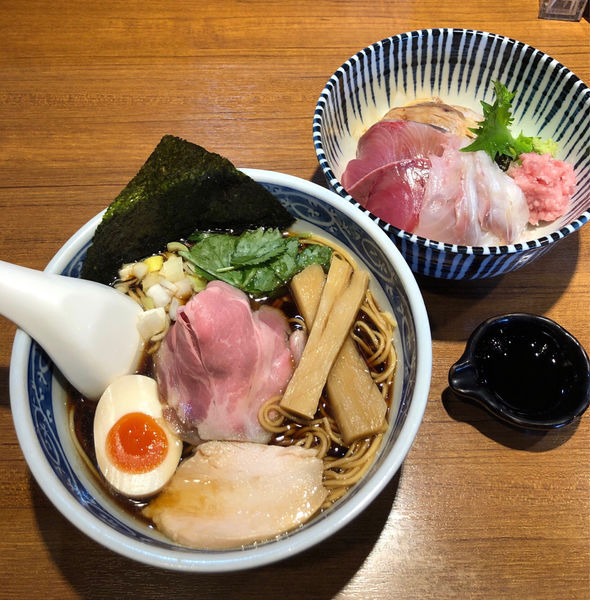 「煮干しそば黒醤油 ＋ 海鮮丼」@寿製麺よしかわ 川越店の写真