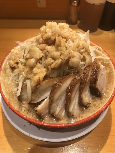 「豚増しらーめん、ヤサイ、アブラ」@らーめん バリ男 神楽坂店の写真