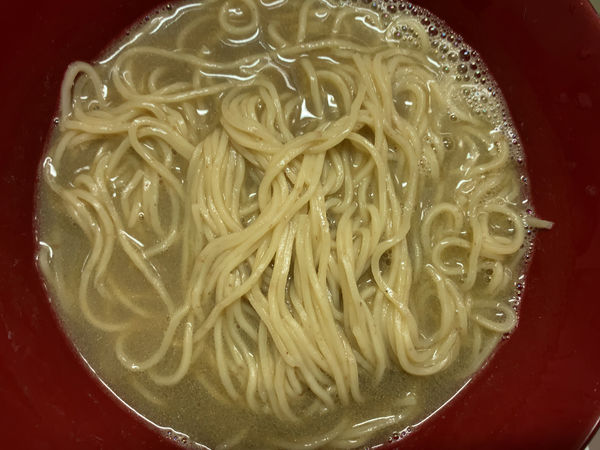 「煮干しソバ（かけ）700円テイクアウト」@鶏こく中華 すず喜の写真