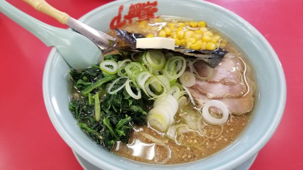 「味噌ネギラーメン中　ほうれん草、ｺｰﾝ、ﾊﾞﾀ-、ﾁｬｰｼｭ」@山岡家 松本店の写真