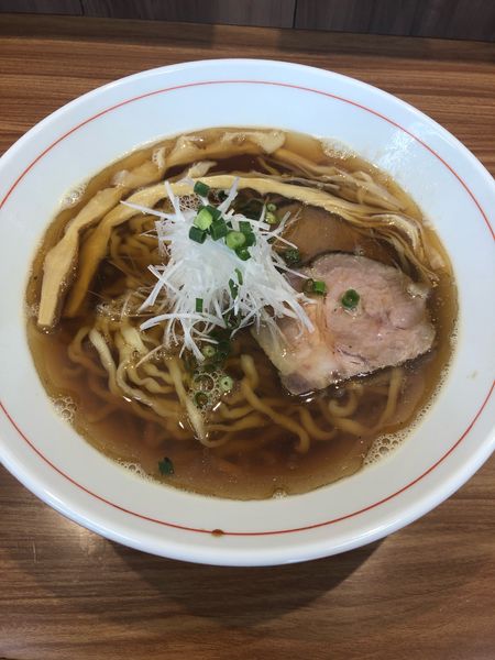 「煮干し醤油ら〜麺　平打ち手もみ中太麺」@ら〜麺 安至の写真