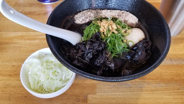 「黒中とんラーメン　白ネギトッピング」@らーめん 月の兎影の写真