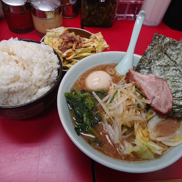 「烏山スペシャル800円キャベチャー100円、瓶ビール500円」@横浜家系ラーメン 武蔵家 千歳烏山店の写真