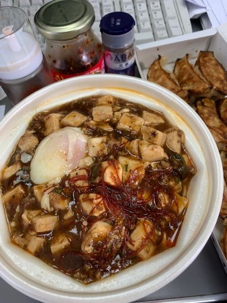 「温玉麻婆麺 628円　餃子 259円（外税）」@餃子の王将 渋谷ハチ公口店の写真