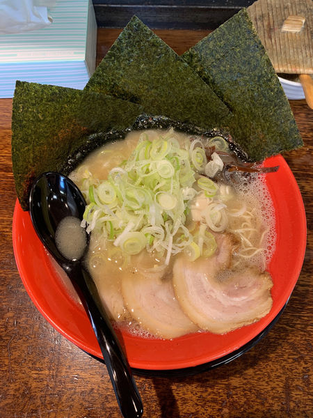 「白豚骨ラーメン全部乗せ」@辻商店の写真