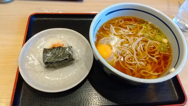 「月見そば390円、おにぎり（鮭）70円」@吉そば 中目黒店の写真