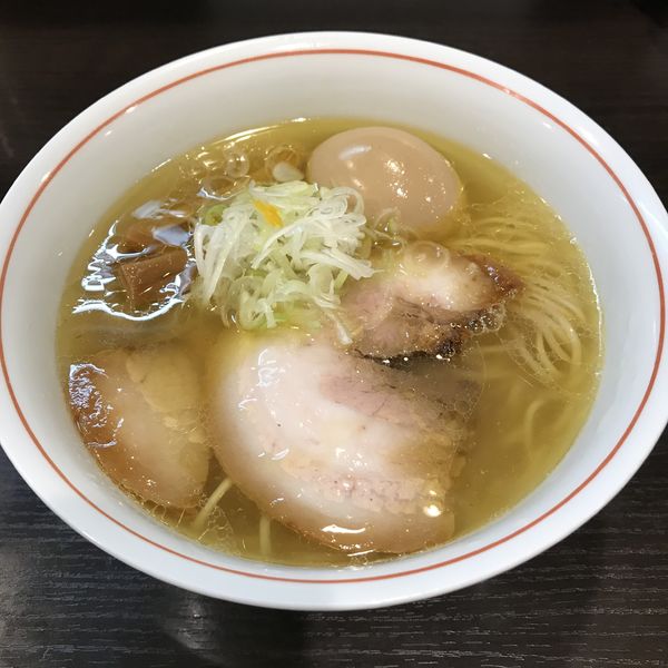 「しおらーめん（￥950）＋比内地鶏の味玉（￥200）」@らーめん颯人の写真