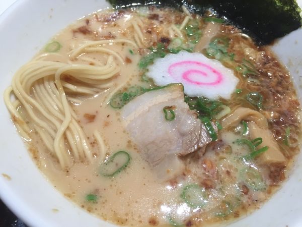 「富士山燻製醤油ラーメン（900円）＋ミニ生姜焼き丼セット」@らーめんたいざん 海老名SA店の写真