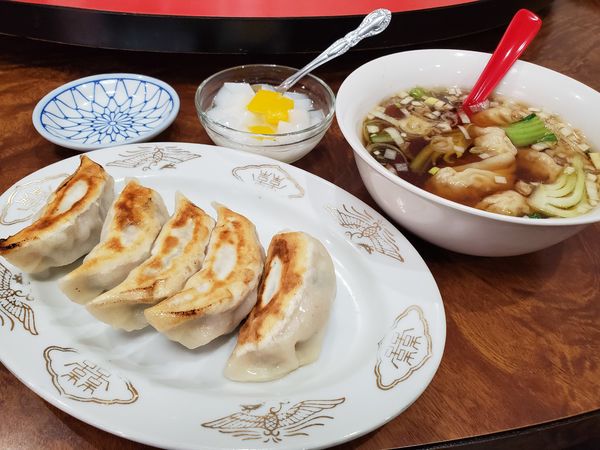 「焼き餃子＋ワンタンスープ」@華成楼の写真