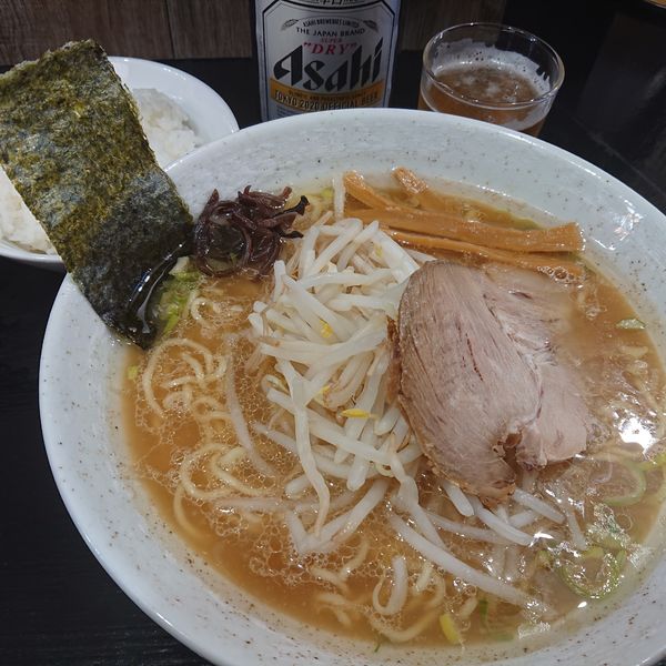 「ラーメン大盛800円、ライス100円、ビール550円」@ラーメンつ～んとこの写真