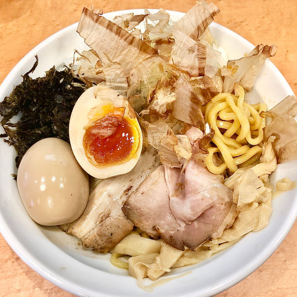 「油SOBAネギ油（追いスープ付）900円味玉クーポン」@ド豚骨 貫の写真