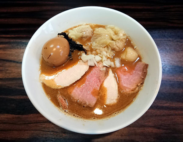 「濃い鯵煮干し中華そばACT2+肉増し+ワンタン」@中華そば 梟の写真