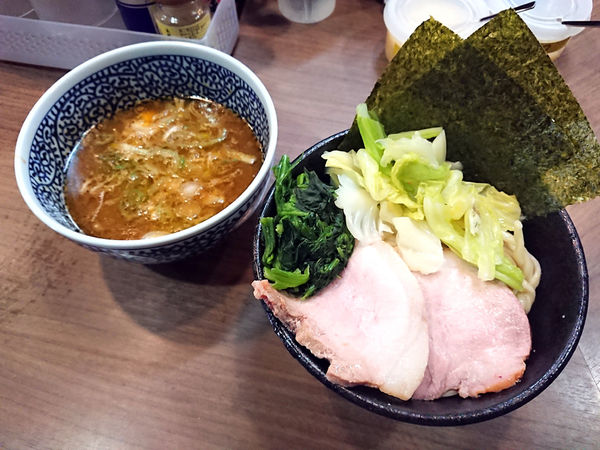 「限定 宮元家流つけ麺+ほうれん草+キャベツ」@煮干しつけ麺 宮元の写真