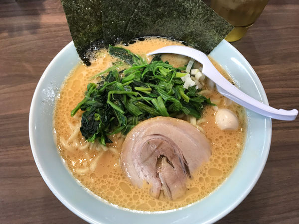 「豚骨味噌ラーメン大盛固めほうれん草 800円」@横浜家系ラーメン 魂心家 中央林間店の写真
