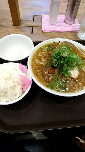 「煮干し醤油ラーメン大盛880円ライス生卵漬け物無料」@らーめん食堂 あの小宮の写真
