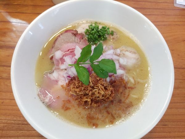 「鶏白湯ﾁｬｰｼｭｰ鶏そば+味玉 ﾒﾝﾏ抜き」@アメノオトの写真