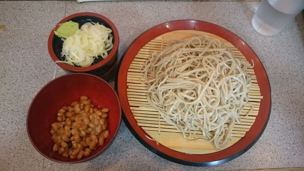 「石臼挽きそば大盛り（550円）＋納豆（60円）」@甲斐そばの写真