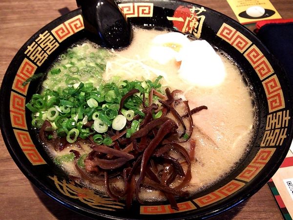「ラーメン+替玉+半熟塩ゆでたまご+きくらげ+追加ねぎ」@一蘭 平塚店の写真