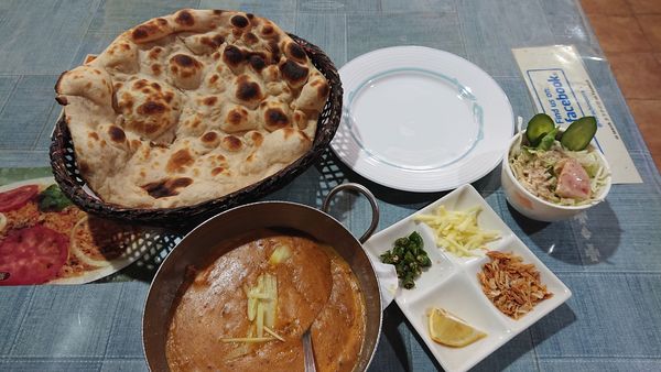 「（金土日限定）ハリーム（＋ロティ：２２０円）＝１３２０円」@カラチの空の写真