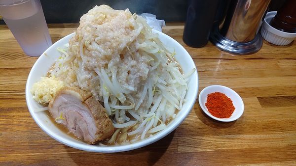 「ﾗｰﾒﾝ(並)(ﾔｻｲ、ﾆﾝﾆｸ、ｱﾌﾞﾗ+ﾁｮｲ辛)」@デカ盛り戦隊 豚レンジャーの写真