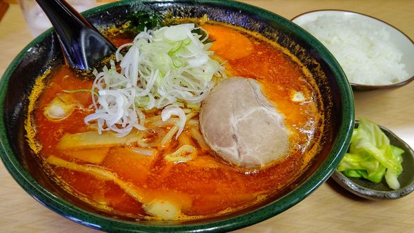 「鉄火麺900円半ライス100円」@味源 河辺店の写真