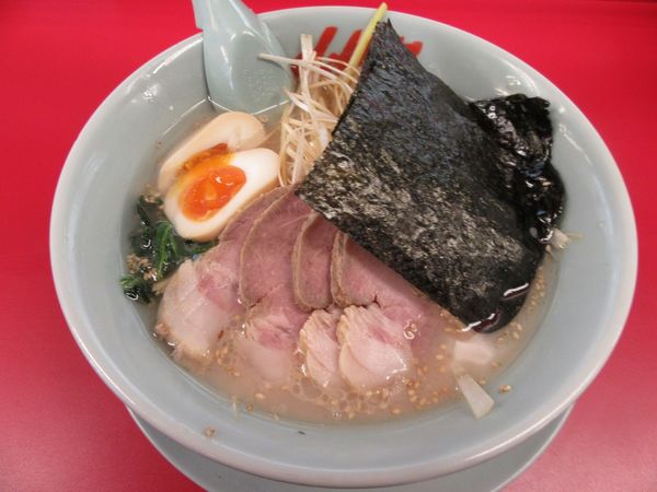 「塩ネギチャーシュー麺（１０００円）＋JAF特典味玉」@ラーメン山岡家 土浦店の写真