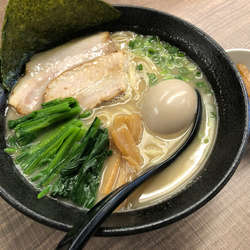 マグロ白湯ラーメン味玉、ほうれん草