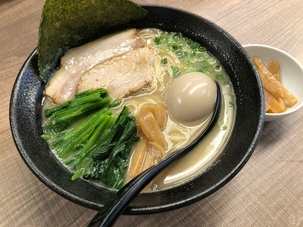 「マグロ白湯ラーメン味玉、ほうれん草」@東大和ラーメン大冬樹Season2の写真