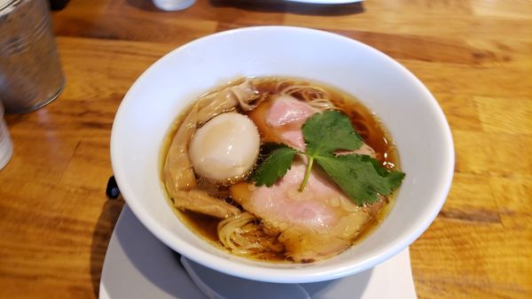 「鶏と水　醤油　味玉1030円」@麺.SUZUKiの写真